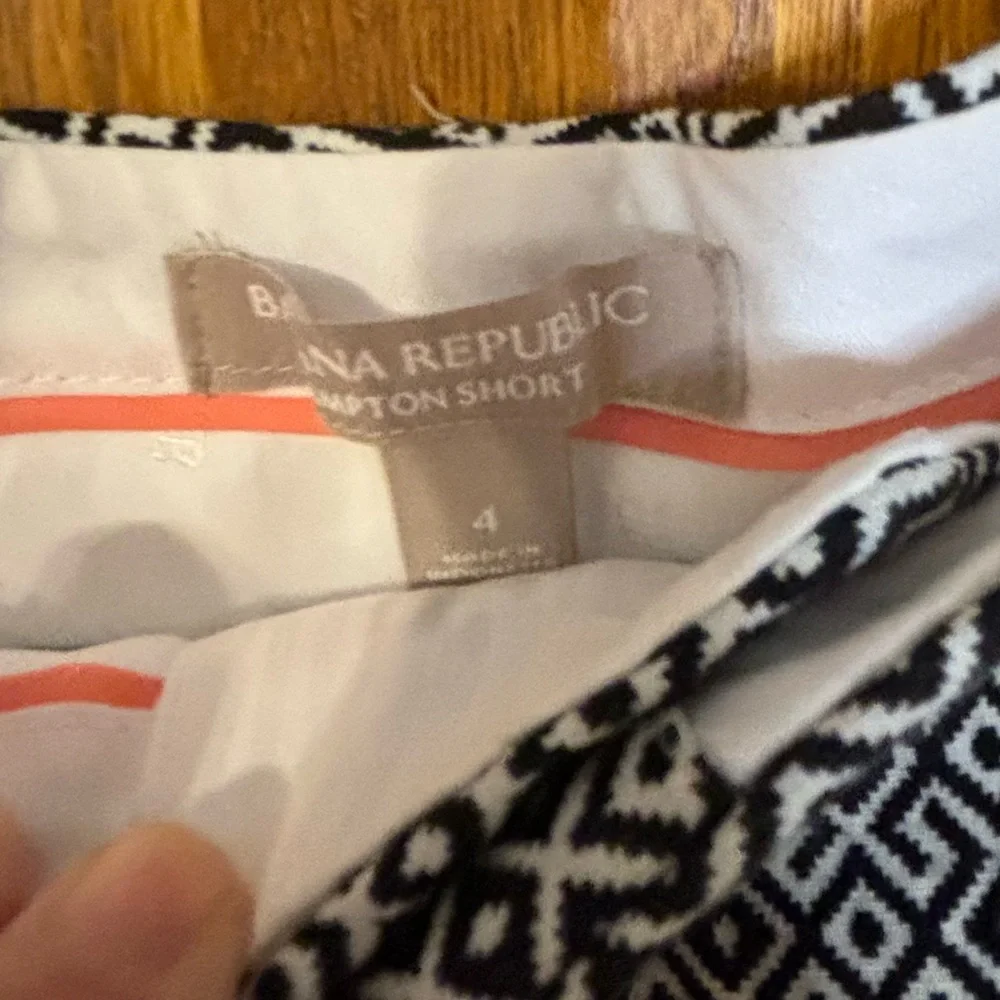 Banana Republic Women's Size‎ 4 Hampton Fit Navy Design Flat Front Shorts EUC